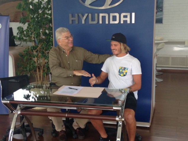 Carlos Kurlander, gerente comercial de Hyundai Fidocar, junto al surfista profesional Lucas Madrid.