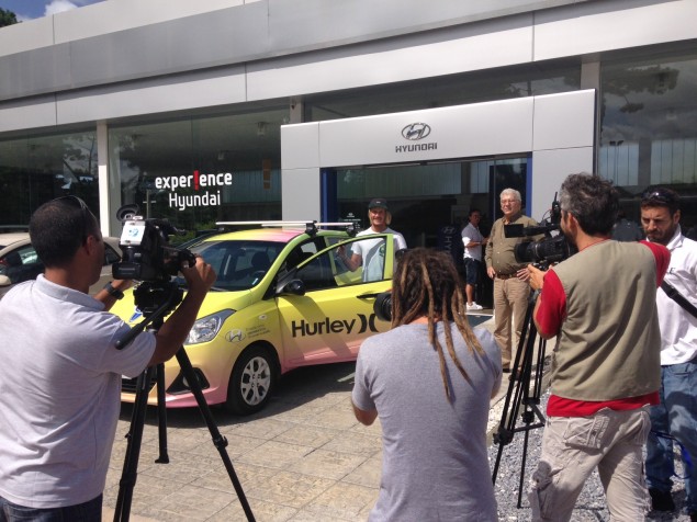 Lucas Madrid entra al Grand i10, ante la presencia de varios medios de prensa.