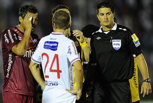 Gustavo Munúa, el árbitro Jonathan Fuentes e Iván Alonso en pleno diálogo, en los minutos que debió ser suspendido el clásico, por la agresión a Gustavo Munúa de parte de por la agrasión al arquero tricolor de parte de hinchas de Peñarol que lanzaron piedras desde la Amsterdam.