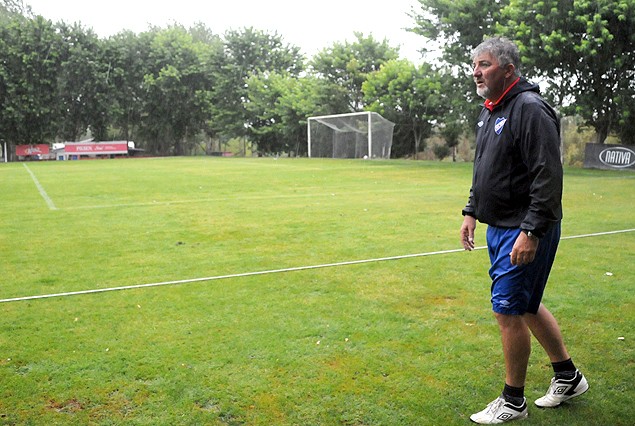 Mario Picún, asistente técnico de Alvaro Gutiérrez, observa la cancha antes de entrenar. Luego  fueron al gimnasio. 