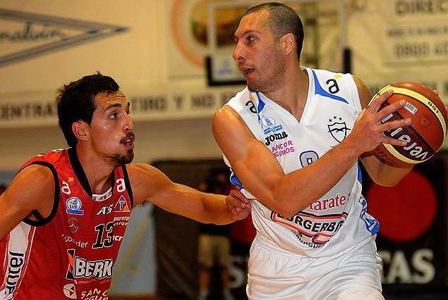 Nicolás Mazzarino maniobra con la pelota. Malvín sumó otro triunfo importante ante Trouville. 