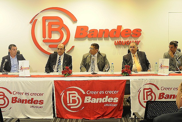 PRESENTACION: Rafael Fernández de la AUF, Raúl Salazar de Bandes y Hebert Revetria de Tenfield. 