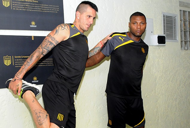 Pablo Migliore, que se queda en Peñarol, junto a Marcelo Danubio Zalayeta.