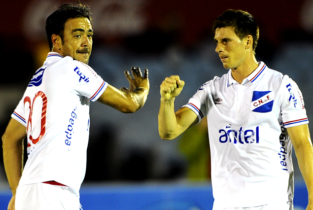 Alvaro Recoba, el "Chino" y Santiago Romero, en el festejo del segundo y el tercer gol de los tricolores, dueños del clásico. 