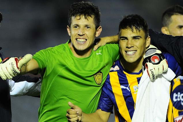 Aquilino Giménez, autor del último penal, festejan el triunfo de Sportivo Luqueño