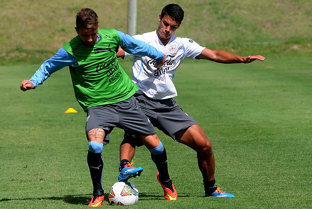 Enrique Etcheverry disputa el balón con Guillermo Cotugno en el entrenamiento de este viernes en el Complejo. 