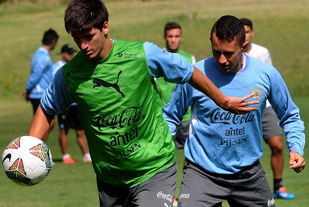 El zaguero Fabrizio Buschiazzo protege la pelota ante la marca de Rodrigo Amaral.