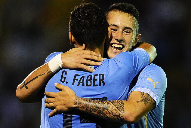 Gastón Faber y Rodrigo Amaral en el apretado abrazo de gol. Uruguay aplastó a Chile.