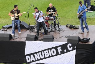 La banda "911" en pleno show musical en escenario montado sobre la tribuna América.