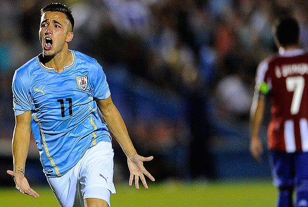 Franco Acosta con toda la fuerza de un goleador. Se llena la boca de gol en el festejo del primer tanto uruguayo, en segundo plano sufre el paraguayo Danilo Santacruz.