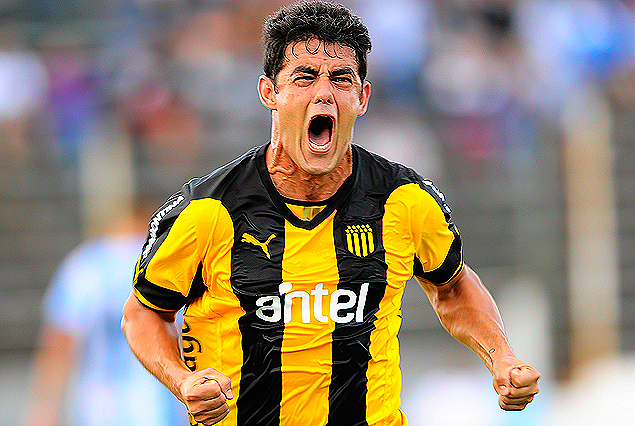 Luis Aguiar explotó el grito de gol en su nuevo regreso a Peñarol en la Villa luego del penal que ejecutó a la red.