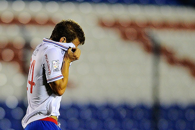 Iván Alonso es la imagen de la derrota. El delantero se tapa la cara con su camiseta en clara señal de desazón y frustración.