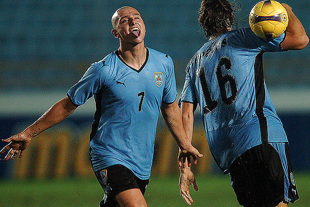Matías Aguirregaray festeja su gol en compañía de Sebastián Coates, anotado ante Colombia en el Sudamericano de Venezuela 2009.