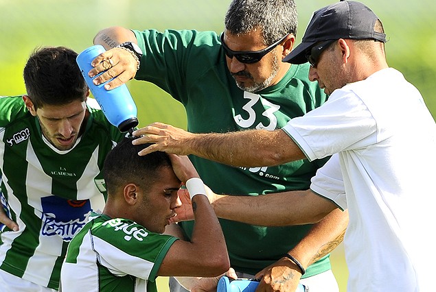 Agustín Gutiérrez asistido el domingo luego del golpe en la cabeza.