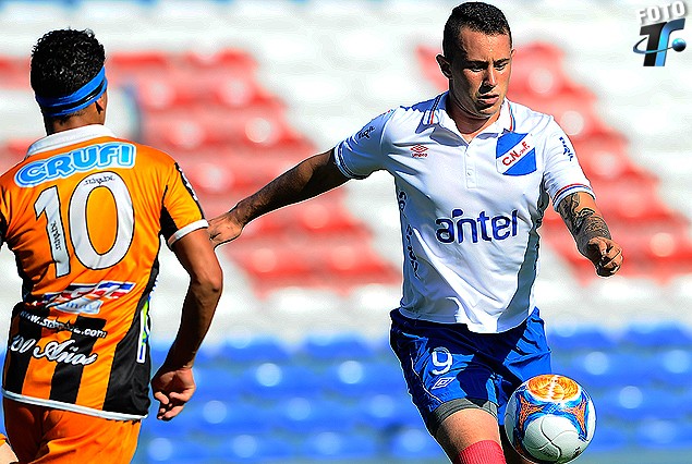 Rodrigo Amaral se lleva la pelota ante la marca de Facundo Messones. 
