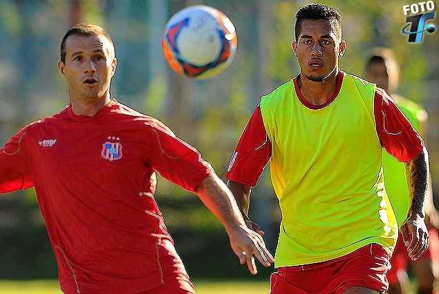 Jorge Artigas (Central) y Jim Morrison Varela (Rampla) pelean por la pelota.