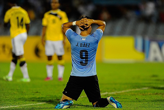 Jaime Baéz se agarra la cabeza. No puede creer que su remate se estrellara en el palo luego de la perfecta definición de la jugada peligrosa a favor de Uruguay. Los imponderables que siempre existen en el fútbol y en la vida de todos los seres humanos, impidieron que Uruguay venciera a Colombia. Pero, en definitiva, para los celestes ganar era lo mismo que empatar. Lo vital en la ocasión, resultaba no perder...