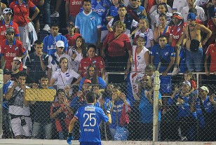 Jorge Bava, capitán de Nacional, en plena conversación con su hinchada.