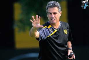 El entrenador en plena acción dirigiendo el trabajo en Los Aromos.