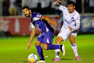 Mathías Cardacio le corta el paso a Gonzalo Porras.  "El arquero de ellos se convirtió en figura y eso explica el resultado final", dijo el volante tricolor.