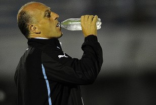 El técnico Fabián Coito apura un trago de agua. ¡Ojalá mañana pueda cambiarlo, al final del partido, por champagne!