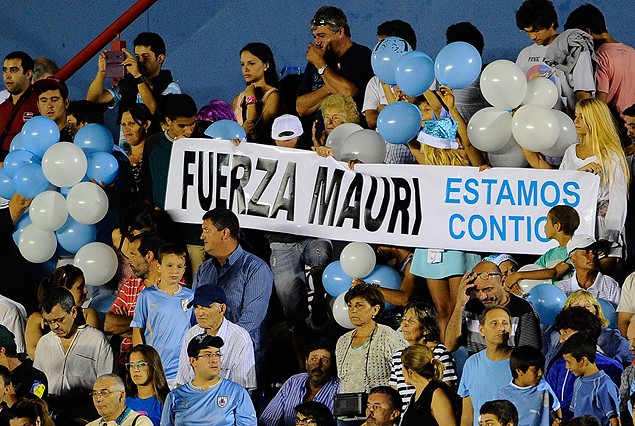 La pancarta en apoyo a Mauricio Lemos que apareció en el tribuna Atilio García.