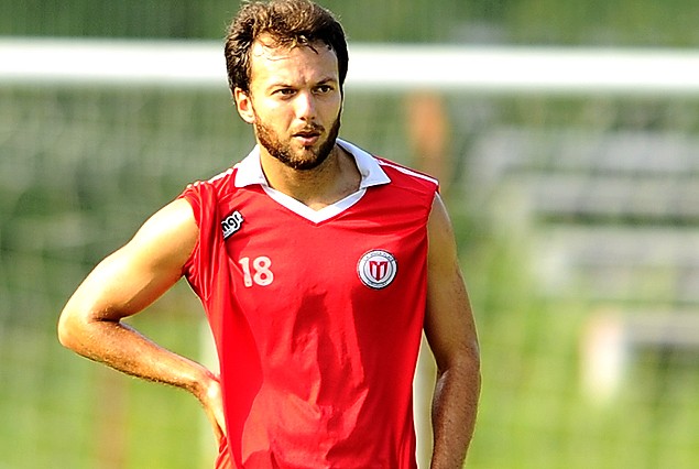 Claudio Herrera se perfila en la zaga de los darseneros para el partido del sábado.