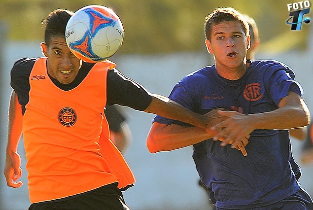 Danilo Cocaro de Rentistas en la incidencia del juego ante Miramar. 