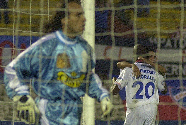 Fue el 11/4/2001 ante Deportes Concepción. Richard Morales festeja con el autor del gol Walter Coelho, Navarro Montoya lo sufre.