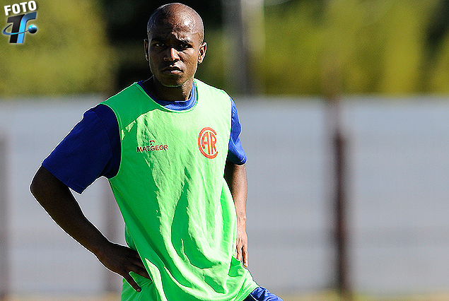 El colombiano Nicolás Giraldo, lateral izquierdo incorporado a los rojos. 