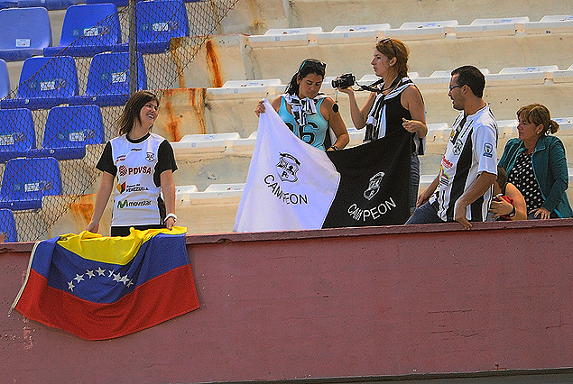 Los cinco hinchas venezolanos en la platea José María Delgado.