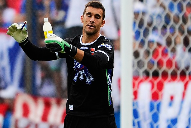 Irazún muestra la botella  caída a la cancha y hasta un encendedor.