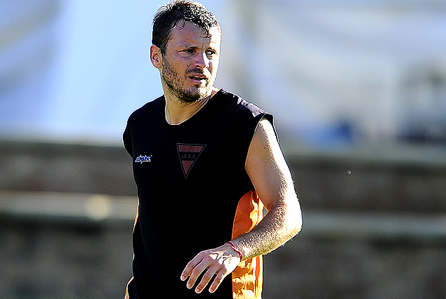 Julián Perujo, que entrena como invitado tiene dos chances de salida para un club del medio local.