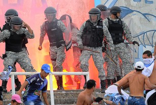 Los policiales repelan las agresiones de los parciales de Cerro en la tribuna Chile.