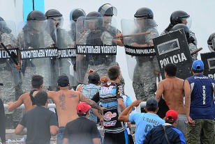 Los inicidentes en el partido entre Cerro y Peñarol en la primera fecha del Clausura. 