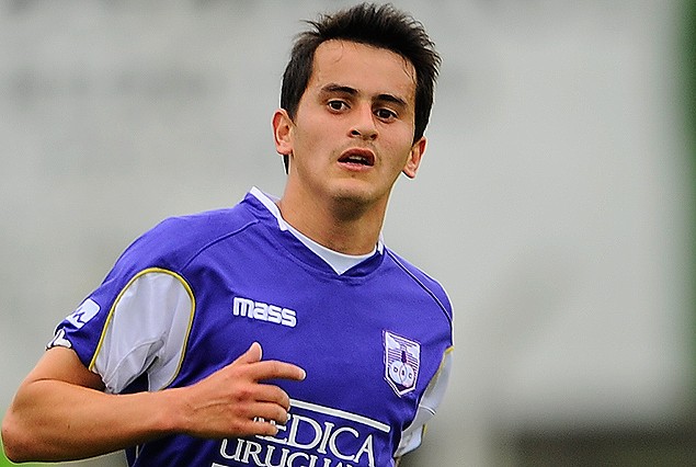 Adrián Luna espera por su futuro.