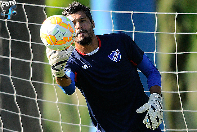 Gustavo Munúa le puso el hombro a la molestia y volvió al arco en Los Céspedes.