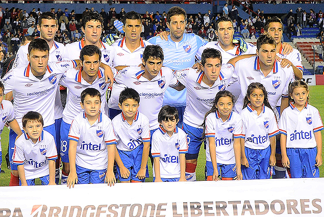 Formación de Nacional que el 18 de marzo del año pasado perdió con ATlético Nacional de Colombia 1 a 0 en el Parque Central.