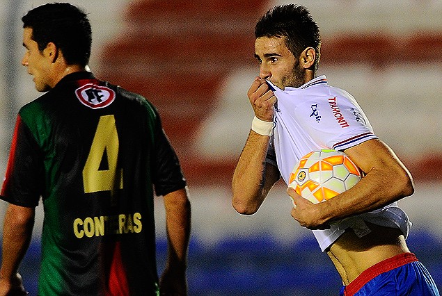 Gastón Pereiro, el beso a la camiseta y la pelota bajo el brazo en la carrera del festejo del segundo gol tricolor.