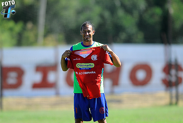 Richard Porta con la camiseta de Rentistas en la cancha, goles para los rojos. 