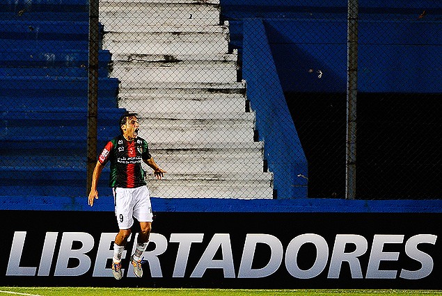 El chileno Renato Ramos y el solitario festejo del gol que le dio la clasificación a Palestino.