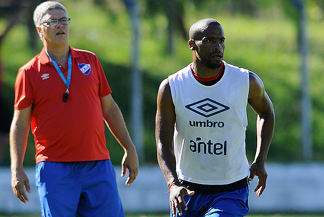 Alvaro Gutiérrez, el técnico de Nacional y Ribair Rodíguez, titular, el jueves en Los Céspedes.