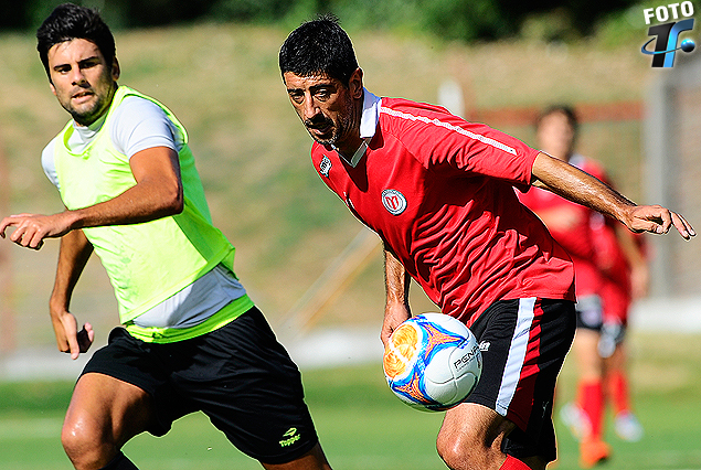 Cristian González, vio acción en el duelo de alternativos a segunda hora.