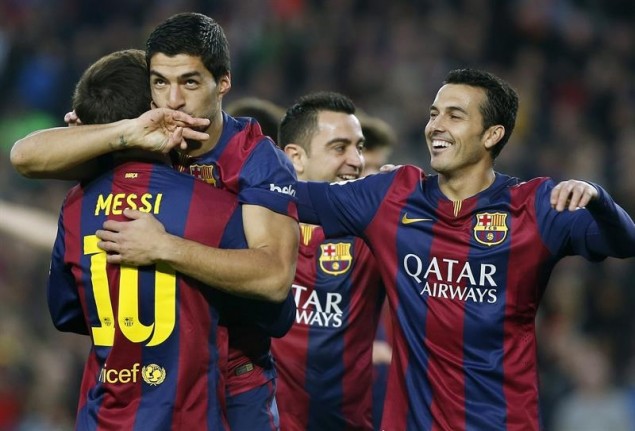 Luis Suárez abrazado al argentino Lionel Messi; en España especulan sobre indulto de FIFA por la negociación con los clubes europeos. 