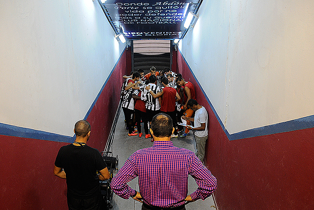 Los jugadores bohemios entrelazados en el juramento finan en la boca del túnel. El profesor Berriel, Alfredo Arias y Héctor Rodríguez son testigos.