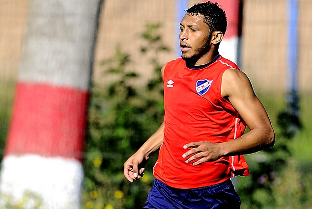 El zaguero Carlos Valdes jugó con los titulares en Los Céspedes.