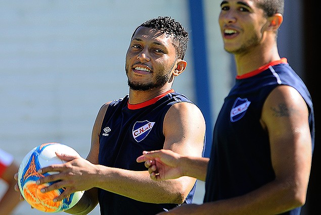 carlos Valdes en el moviemiento en Los Céspedes junto a Diego Arismendi.