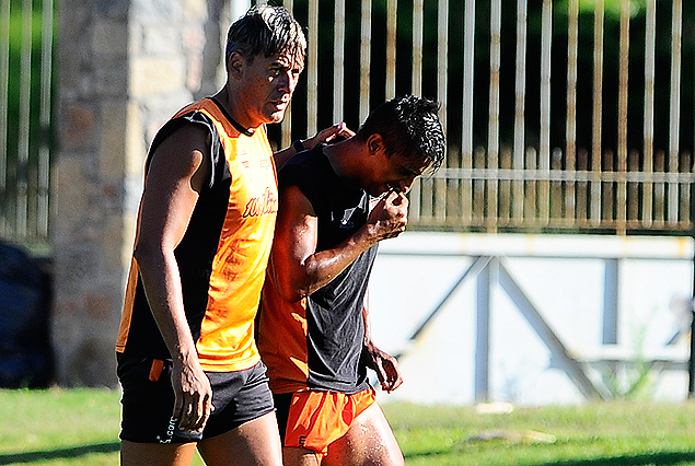 El técnico Jorge Vivaldo y Maureen Franco en la salida del delantero.