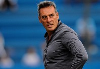 El DT se cambió de camisa para el segundo tiempo. 