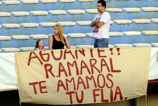 La pancarta que colgó en la tribuna la familia de Rodrigo Amaral.